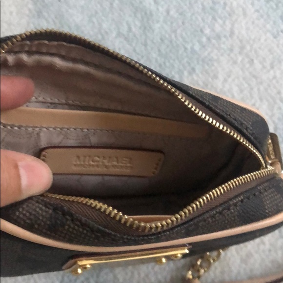 Michael Kors crossbody pouch - Picture 4 of 7